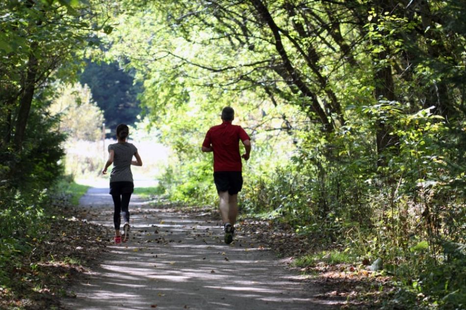 Deux joggeur dans une forêt