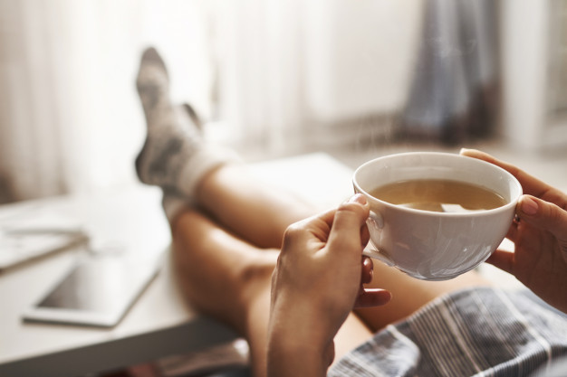 Femme tenant une tasse de thé