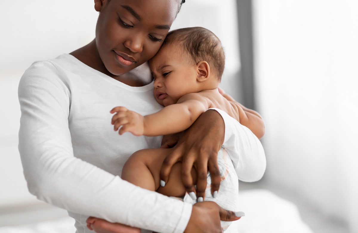 bébé dans les bras de sa maman